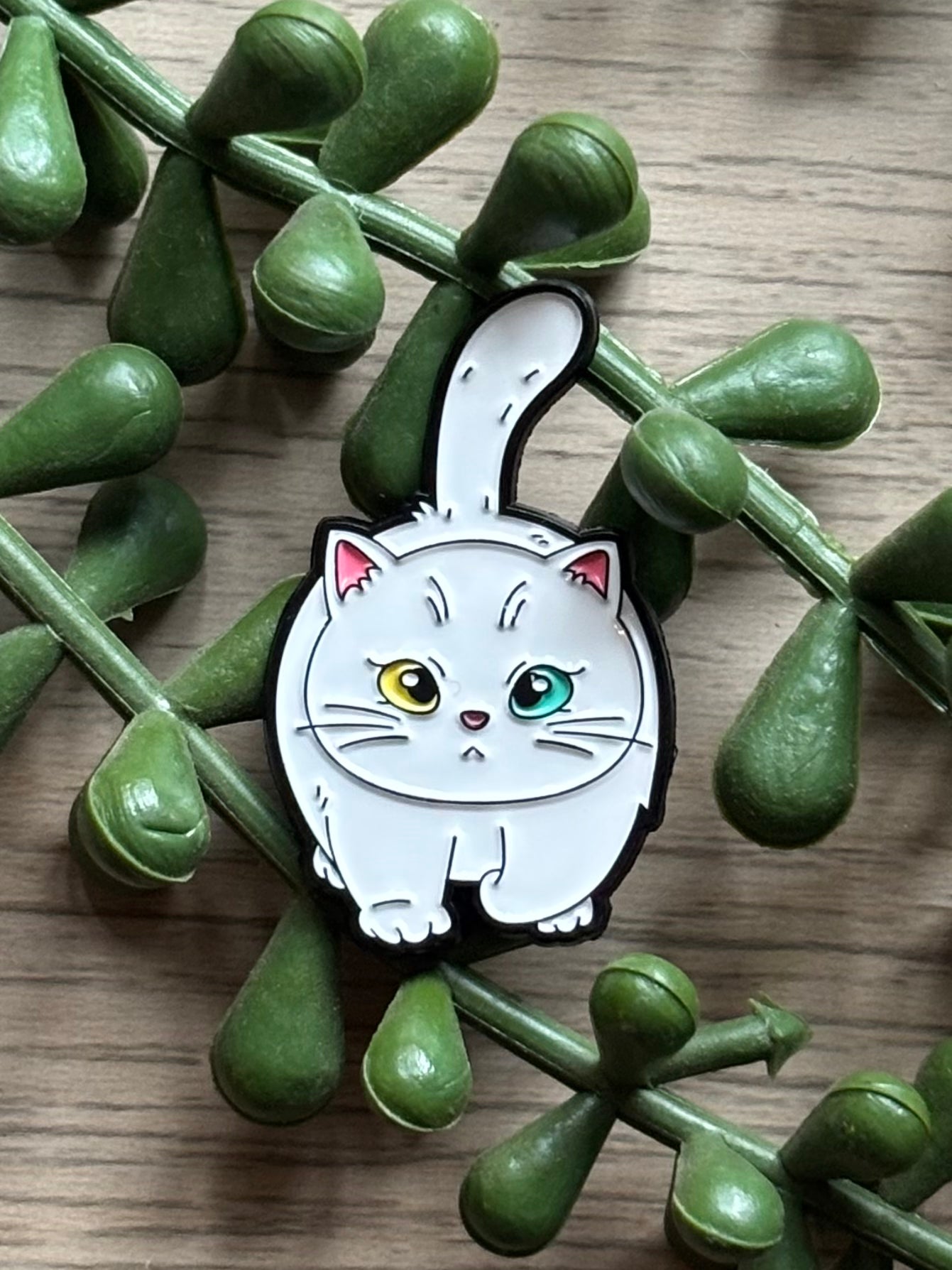 White cat Pin