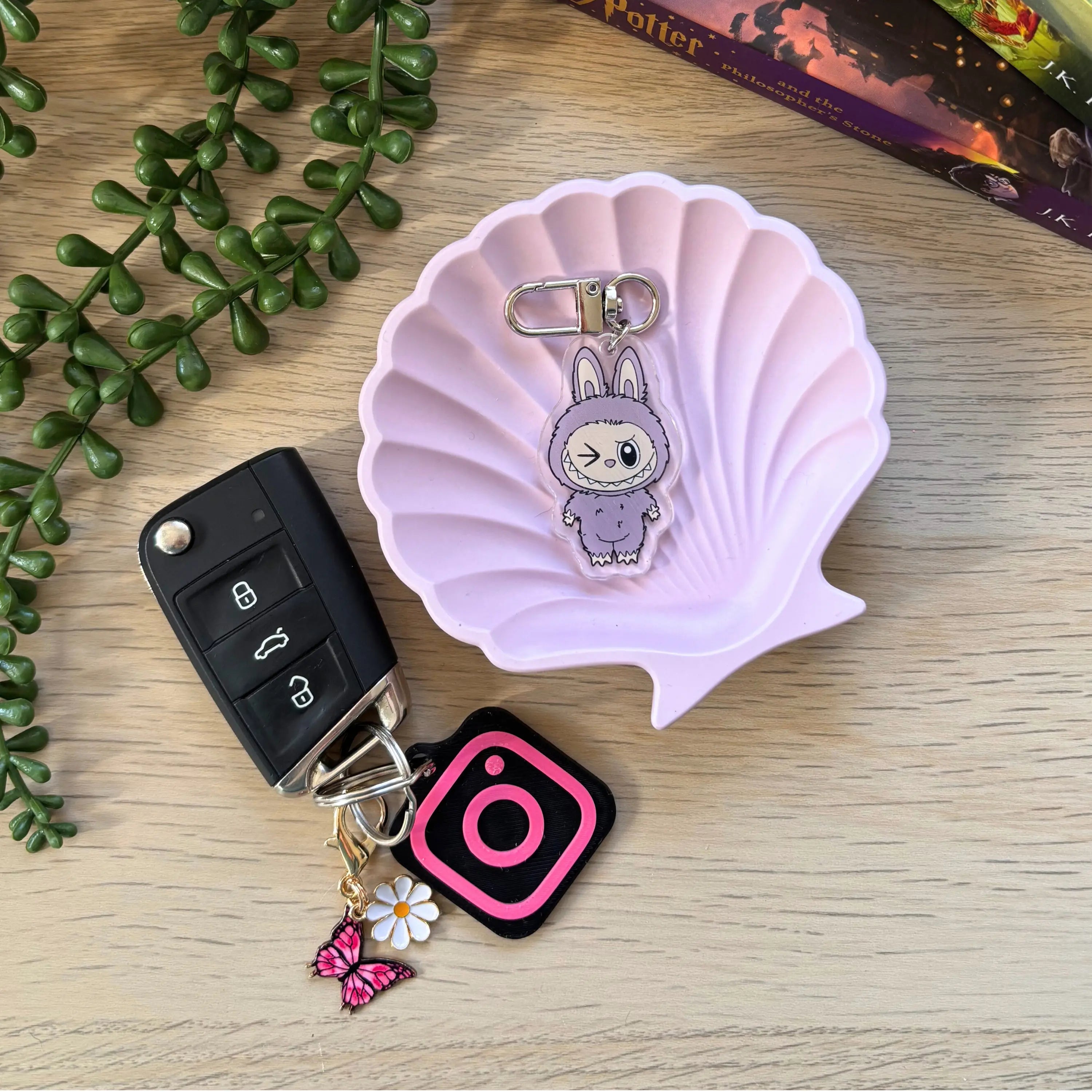 Purple Bu character keyring with clasp attached to a lavender shell-shaped dish.